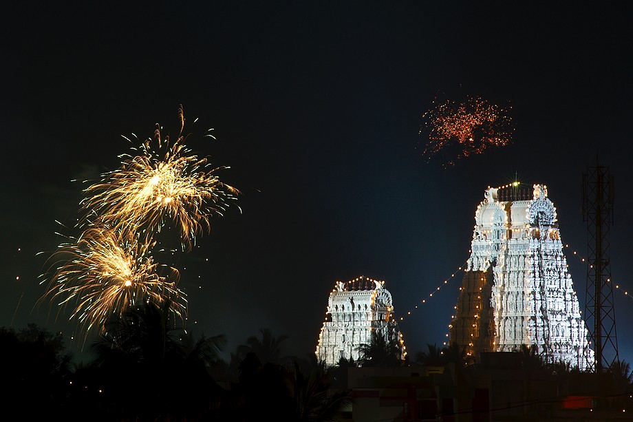 Sztuczne ognie w pobliżu Arunachaleshwar Temple (Karthigai Deepam 2011)